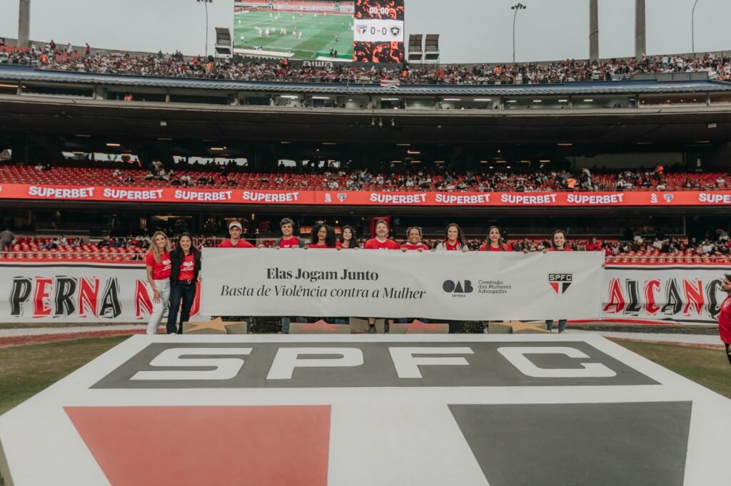 Ponte Preta entra em campo com a OAB SP pelo fim da violência de gênero
Campanha ‘Elas Jogam Junto’ leva mensagem de respeito e conscientização para torcidas