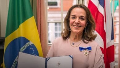 Vera Innes, sócia da banca Aroeira Salles Advogados em Londres e presidente da Câmara de Comércio brasileira no Reino Unido, é condecorada com a Ordem de Rio Branco