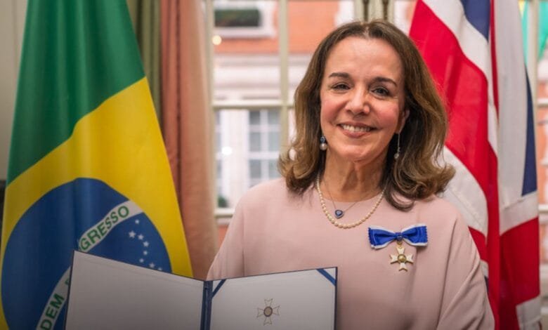 Vera Innes, sócia da banca Aroeira Salles Advogados em Londres e presidente da Câmara de Comércio brasileira no Reino Unido, é condecorada com a Ordem de Rio Branco