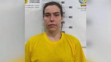 Amanda Partata, acusada de duplo homicídio por envenenamento em Goiânia, enfrentará júri popular. Entenda o caso completo, do início às investigações.