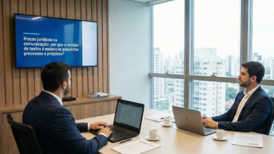 Entenda como a revisão de textos atua na prevenção de riscos jurídicos, evitando publicidade enganosa, ambiguidades e passivos legais.